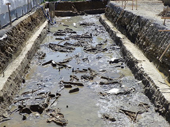 写真：自然流路内木製遺物出土状況（北から）