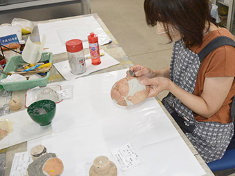 写真：新堂遺跡　遺物の復元作業