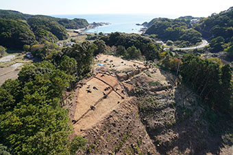 写真：里野中山城跡全景（北上空から）